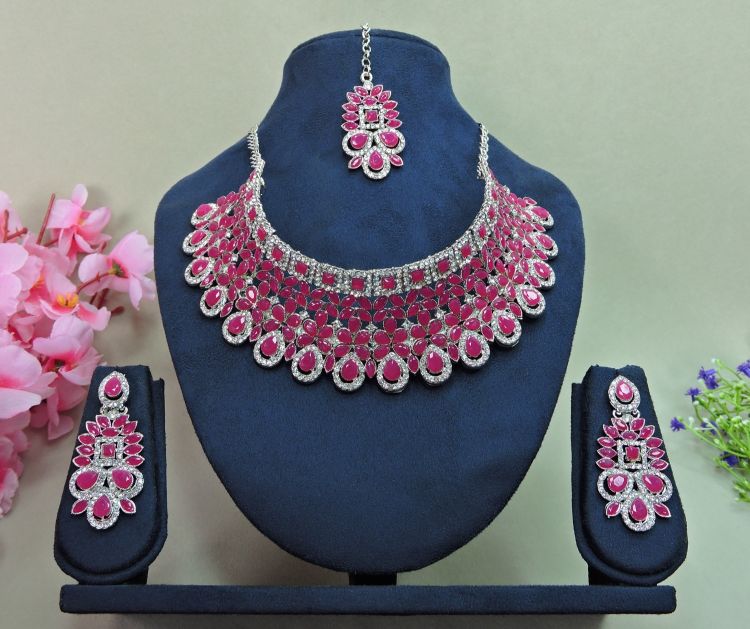 Picture of Resplendent Alloy Necklace