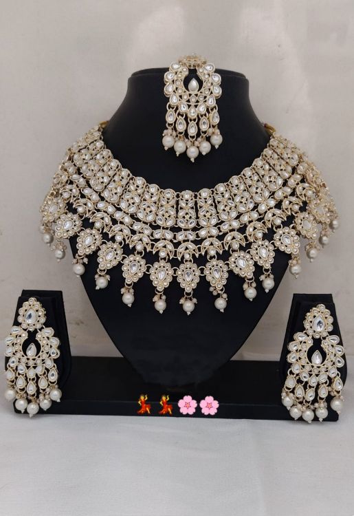 Picture of Resplendent Alloy Off White Necklace