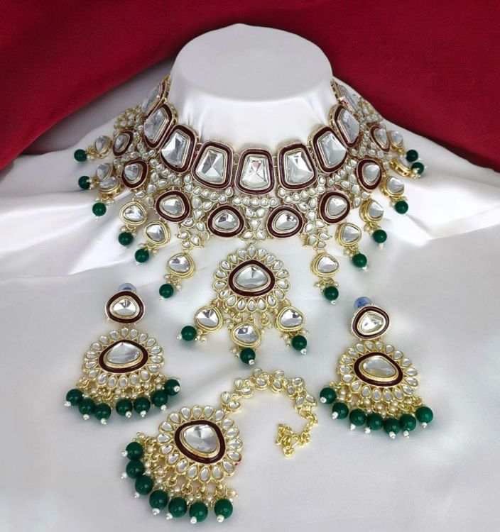 Picture of Graceful Alloy & Stone & Moti Green Necklace