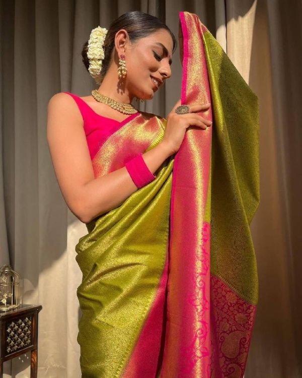 Picture of Splendid Silk & Jacquard Green Saree