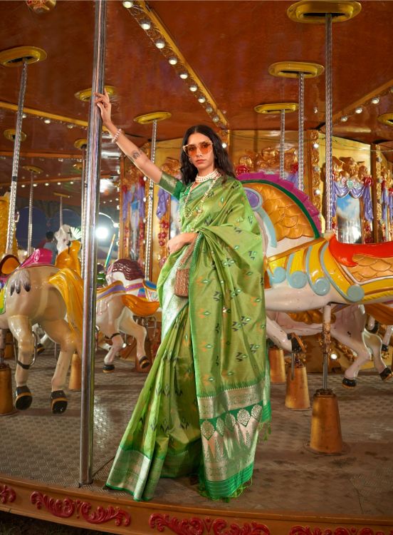 Picture of Enticing Handloom Weaving Silk Green Saree
