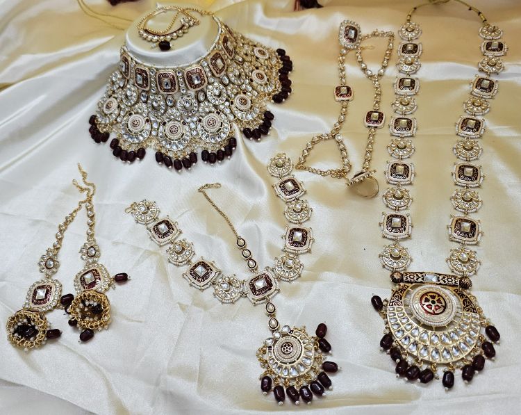 Picture of Fine Alloy Maroon Necklace