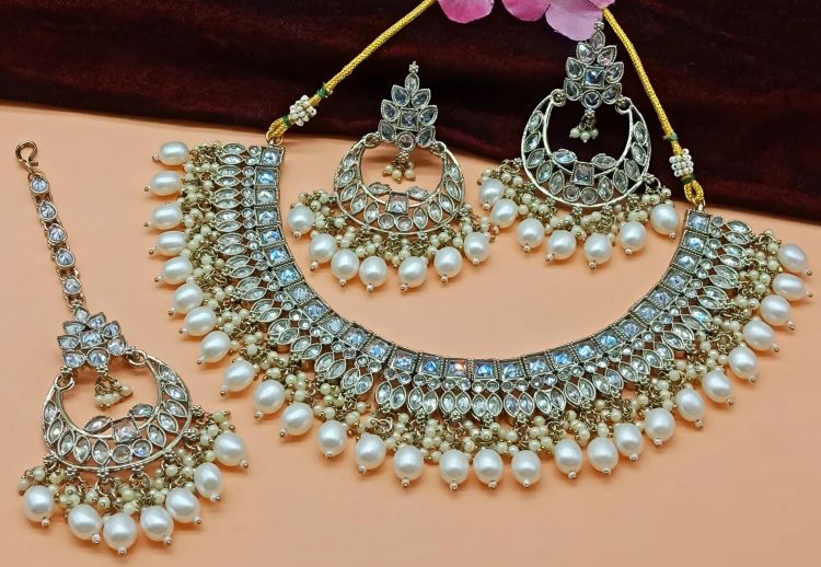 Picture of Graceful Alloy White Necklace