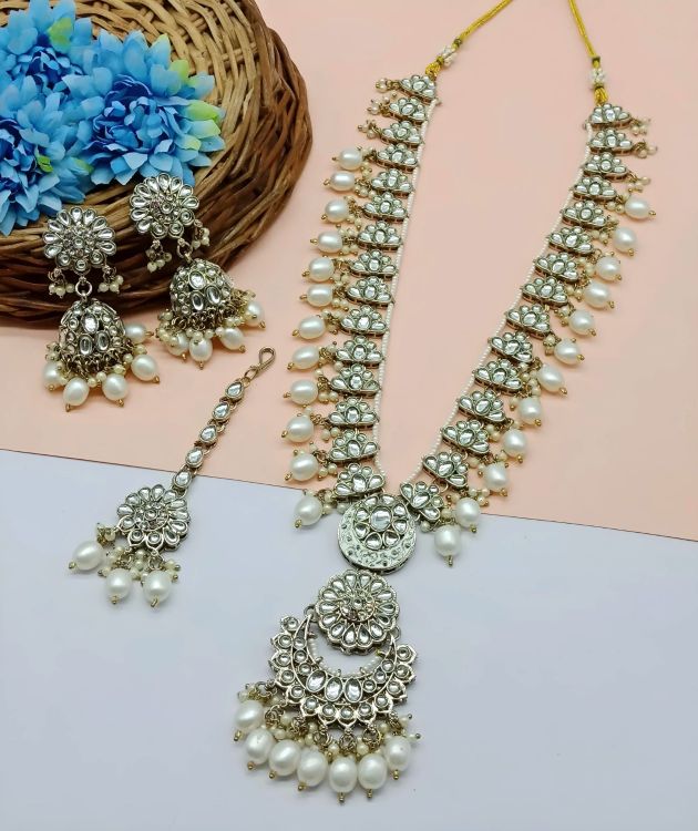 Picture of Good Looking Alloy & Stone & Moti White Necklace